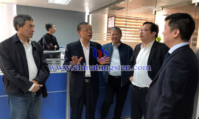 與會(huì)代表到東莞市數(shù)控刀具行業(yè)協(xié)會(huì)座談交流，並參觀國(guó)家模具產(chǎn)品品質(zhì)監(jiān)督檢驗(yàn)中心