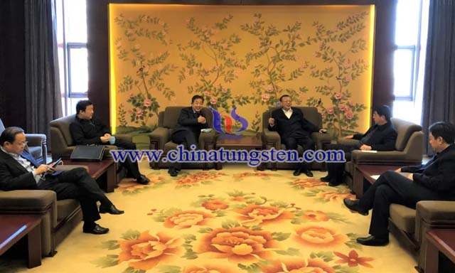 授牌前丁學(xué)全會(huì)長(zhǎng)與清河縣人大常委會(huì)主任任山景等縣領(lǐng)導(dǎo)進(jìn)行交流