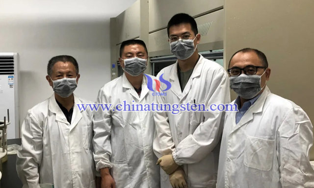  從左至右：協(xié)會(huì)辦公室主任方季雲(yún)、江鎢控股進(jìn)出口公司經(jīng)理常雨忠、上?；ぴ汗こ處熗醺呖?、廈門金鷺?lè)勰┖Ｍ怃N售部經(jīng)理鄭志良