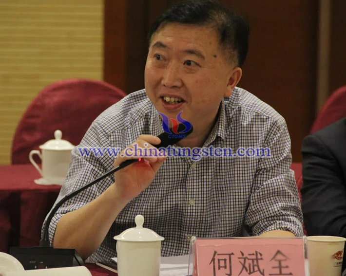 中國(guó)鎢業(yè)協(xié)會(huì)主席團(tuán)主席，湖南柿竹園有色金屬有限責(zé)任公司黨委書記、總經(jīng)理何斌全