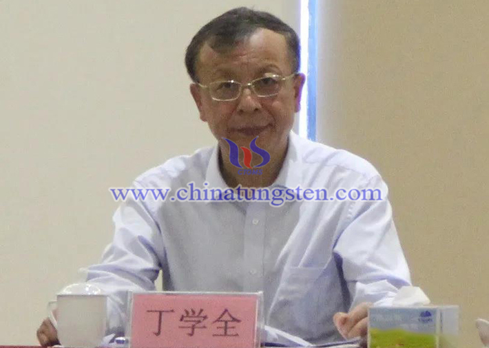 中國(guó)有色金屬工業(yè)協(xié)會(huì)副會(huì)長(zhǎng)、中國(guó)鎢業(yè)協(xié)會(huì)會(huì)長(zhǎng)、主席團(tuán)主席丁學(xué)全
