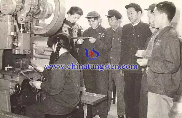 建廠初期，前蘇聯(lián)專家在生產(chǎn)現(xiàn)場指導