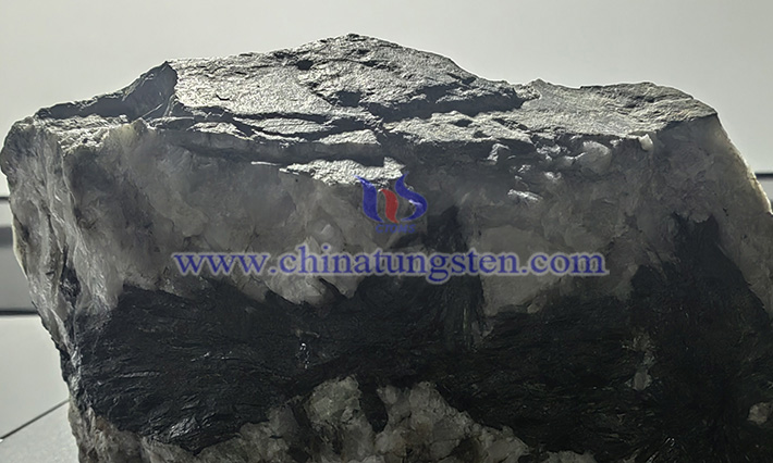 中鎢智造黑鎢礦圖片