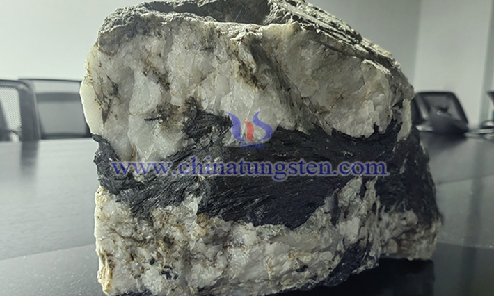 中鎢智造黑鎢礦圖片