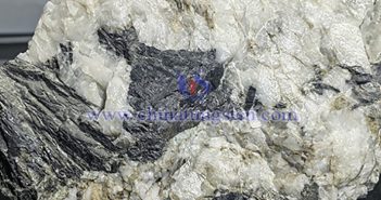 中鎢智造黑鎢礦圖片