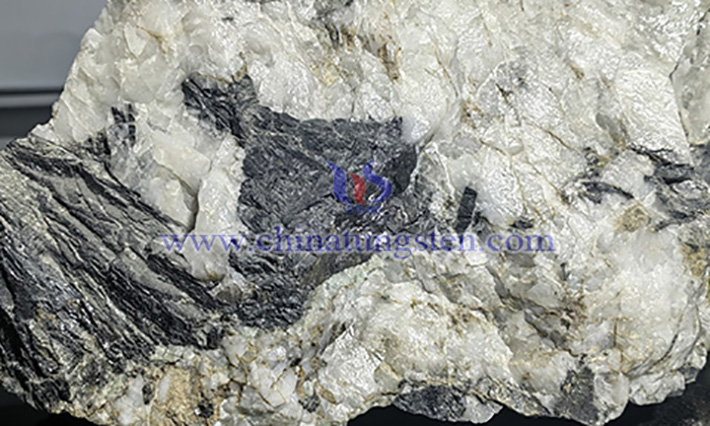 中鎢智造黑鎢礦圖片