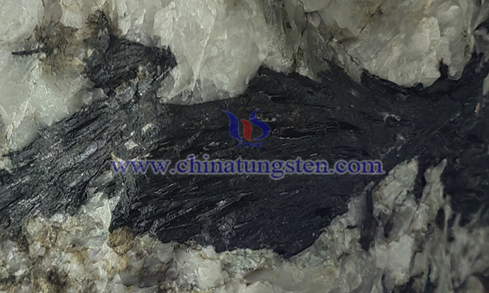 中鎢智造黑鎢礦圖片
